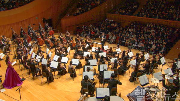 지난 27일 고려대의료원이 주관한 로제타홀 기념음악회에서 지휘자 함신익과 심포니송이 청중들 앞에서 연주하고 있다. (고려대의료원 제공)