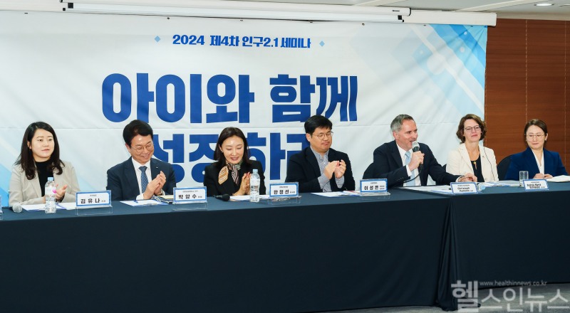 지난 29일 개최된 한미연·서울시 주관 ‘2024년 제4차 인구2.1 세미나’에 크리스토프 하만 한국머크 바이오파마 대표(오른쪽에서 세번째)가 참석했으며, 저출생 해결을 위한 기업 역할에 대한 토론을 진행했다. (한국머크 바이오파마 제공)