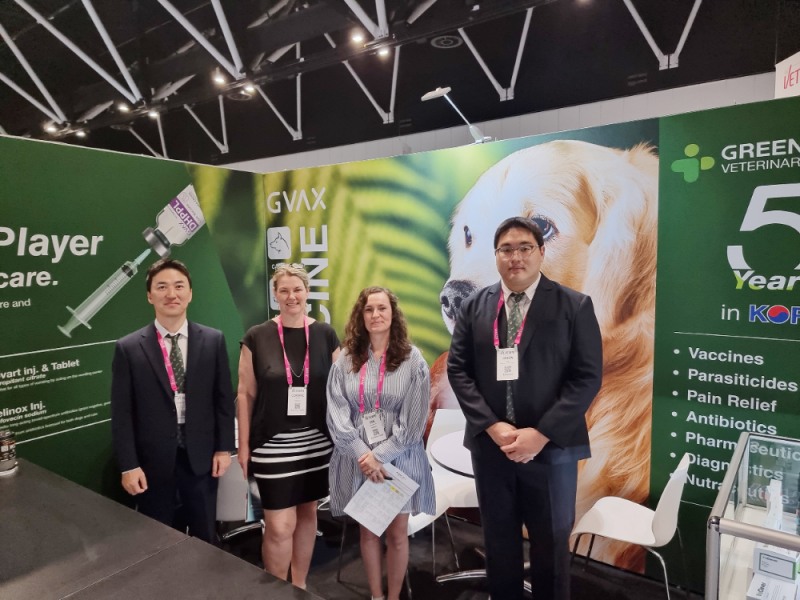 녹십자수의약품 해외사업실 김남형 이사(왼쪽), 차재성 매니저(오른쪽)가 해외바이어(가운데)와 계약상담을 하고 기념 촬영을 하고 있다. (녹십자수의약품 제공)