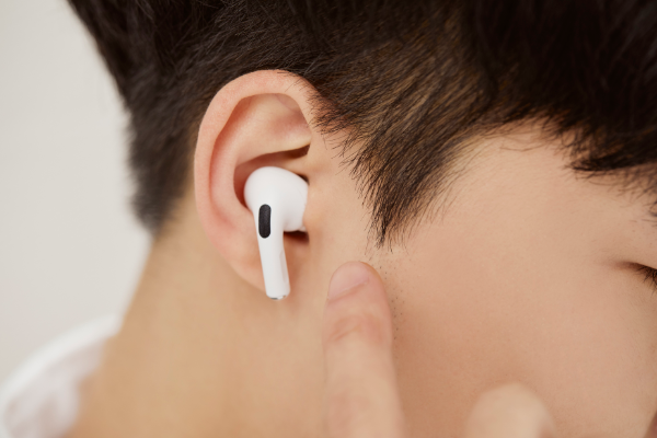 장시간 높은 음량의 스마트폰과 이어폰 사용은 소음성 난청을 유발할 수 있다. (클립아트코리아 제공)