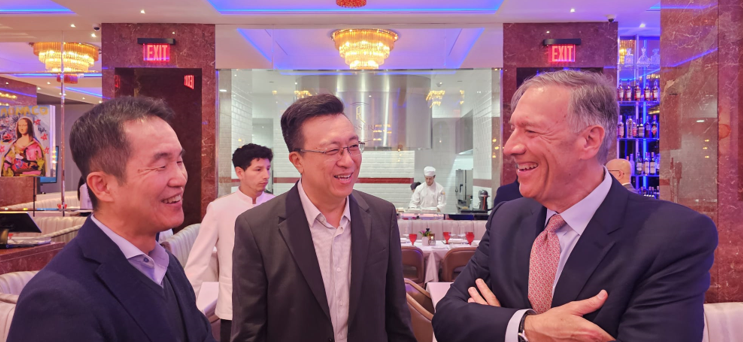 지난 9월 뉴욕에서 로이드 캐피탈이 진행한 행사 현장, 왼쪽부터 권혁일 네이버 공동 창업자, 이상윤 블룸테크놀로지 대표, 마이크 폼페이오 로이드캐피탈 회장