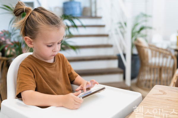 스마트폰의 보급화, 대중화로 아이들의 건강에 빨간 비상등이 켜졌다. 신체적 건강은 물론 정서적, 사회적 발달에도 악영향 미칠 수 있어 각별한 주의가 요구된다. (클립아트코리아)