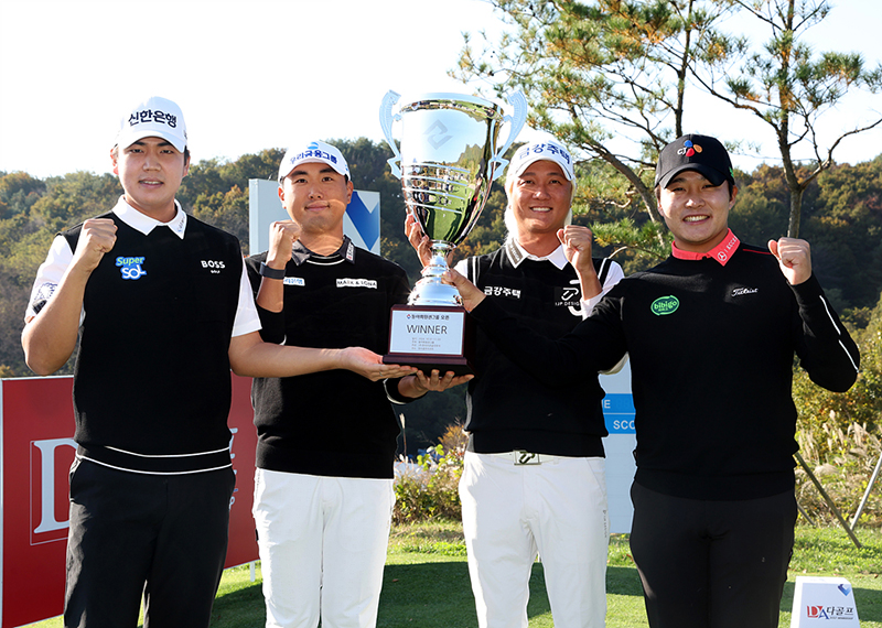 트로피와 함께 촬영하는 장유빈 조우영 허인회 김민규_좌로부터