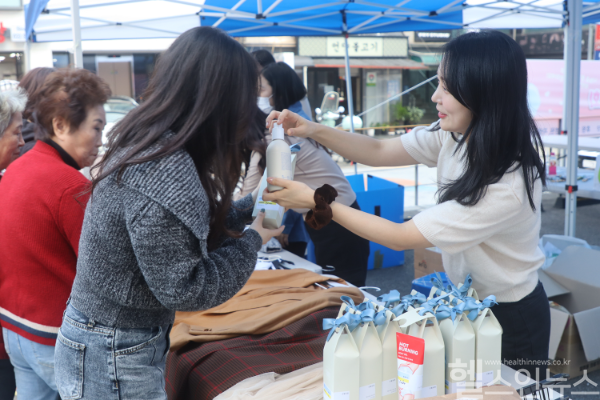 자생의료재단 임직원들이 전국 분원에서 기부받은 의류와 생필품들을 ‘제12회 자생 희망드림 자선바자회’에서 판매하고 있다. (자생한방병원 제공)