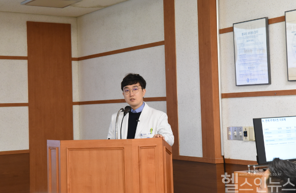 ‘2024 하반기 루게릭병 환자를 위한 건강강좌’에서 김현기 교수가 강좌를 진행하고 있다. (한양대학교병원 제공)