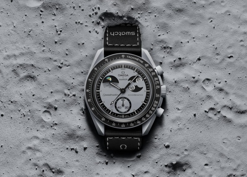 좌측 어스페이즈와 우측 문페이즈가 탑재된 '미션 투 어스페이즈' (스와치 제공)