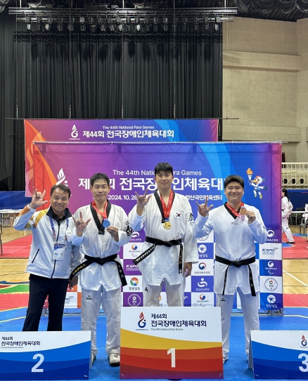 김학성 선수(오른쪽에서 두 번째)