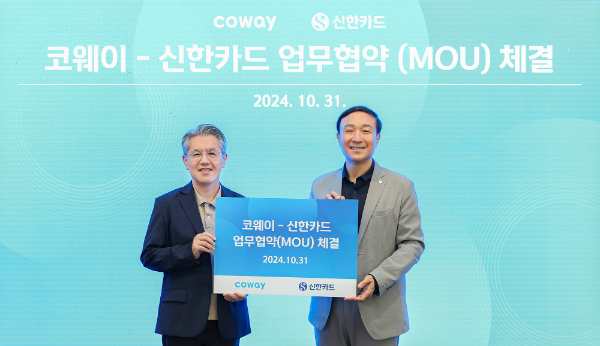 서장원 코웨이 대표이사(왼쪽)와 문동권 신한카드 대표이사