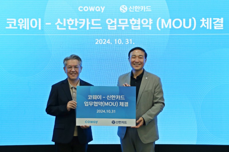 서장원 코웨이 대표와 (오른쪽) 문동권 신한카드 사장이 업무협약식에서 기념사진을 촬영하고 있다. (신한카드 제공)