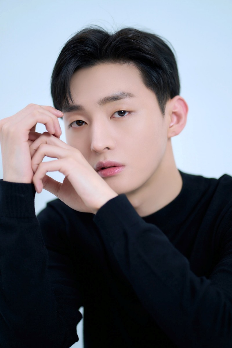 ‘워너원 출신’ 윤지성, 빌리언스와 전속계약 체결…전 방위 활동 예고