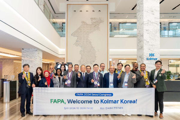 한국콜마 종합기술원을 방문한 아시아약학연맹 의장단과 최현규 한국콜마 대표이사 등 관계자들이 기념사진을 찍고 있다.