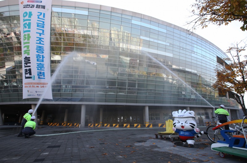 31일 광명스피돔에서 열린 2024년 안전한국훈련에서 광명스피돔 자위소방대가 초동 대응을 하고 있다.