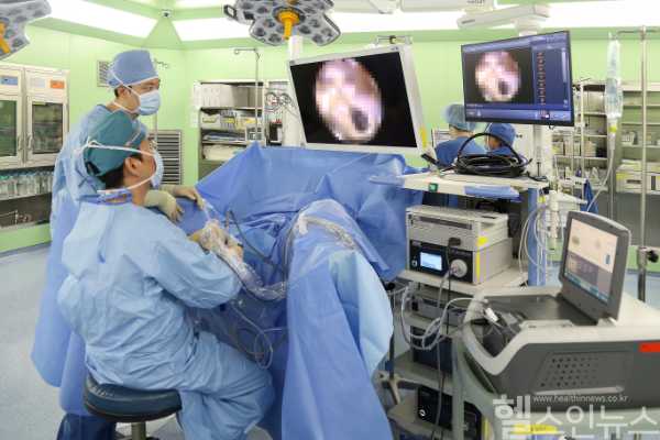 리줌 치료기로 전립선비대증을 시술 중인 원자력병원 비뇨의학과 박종욱 과장 (원자력병원 제공)