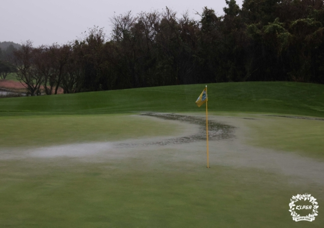 빗물이 고인 코스 모습