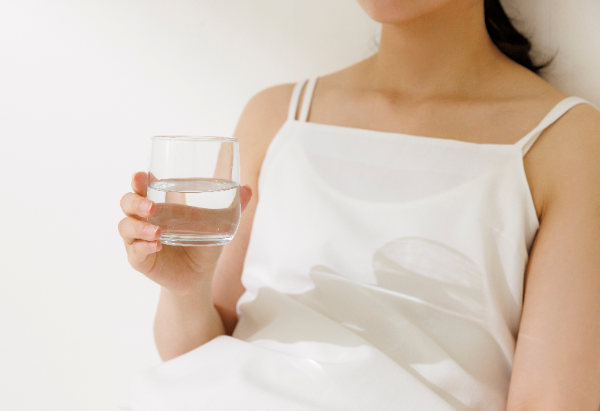 공복에 따뜻한 물은 보약이라 불릴 만큼 체내 건강에 긍정적 영향을 미친다. (클립아트코리아 제공)