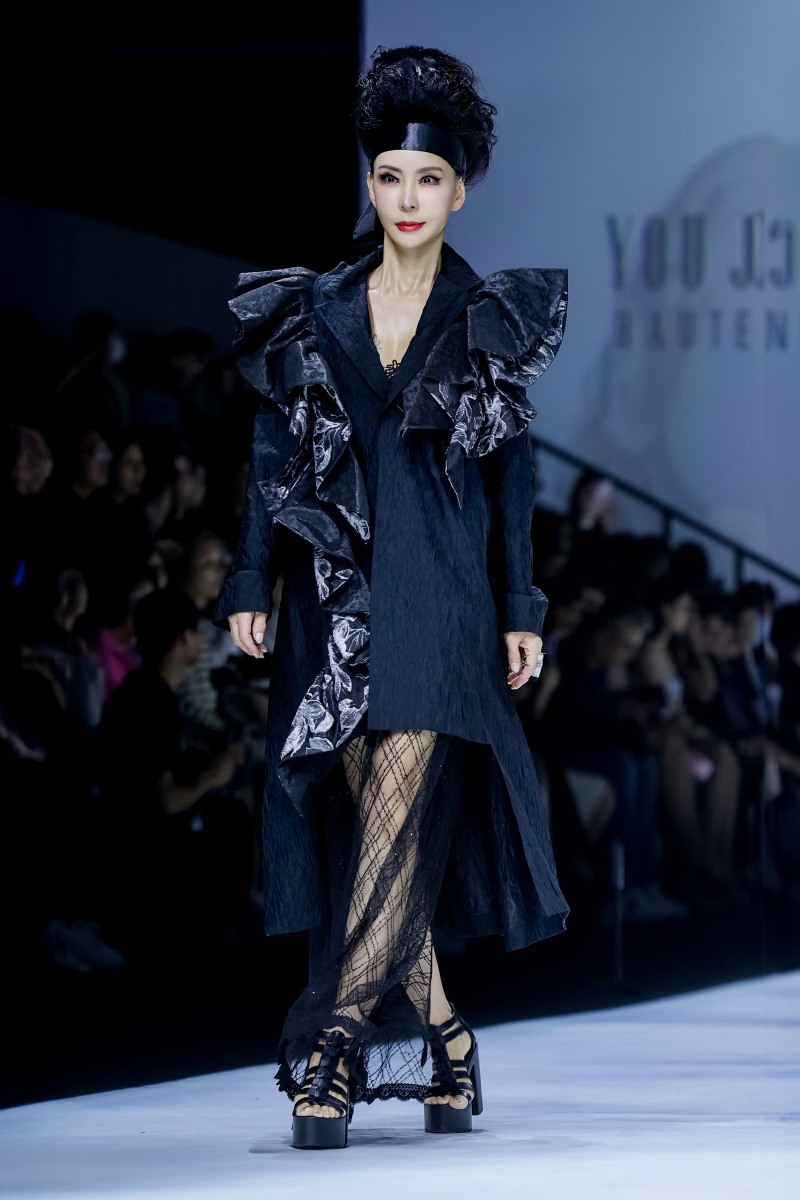 시니어 모델 이수진, 상해 패션위크 런웨이 장악…매력적인 아우라 발산