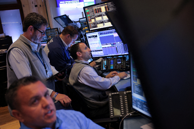 트레이더들이 뉴욕증권거래소(NYSE)에서 일하고 있다. 사진=로이터