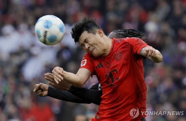 헤더하는 김민재