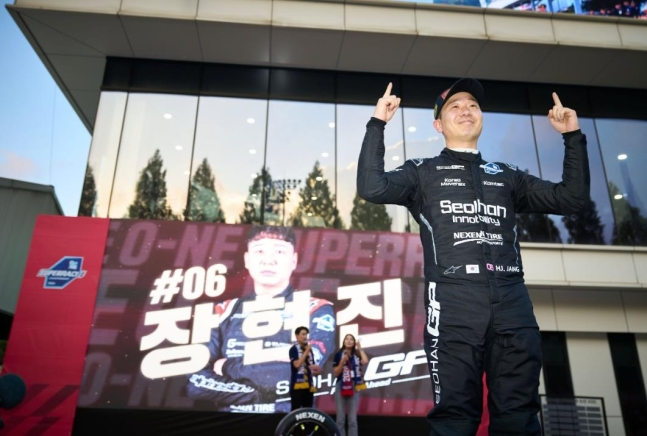 드라이버 챔피언 등극을 기뻐하는 장현진