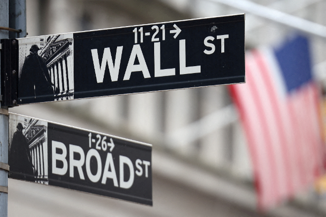 뉴욕증권거래소(NYSE) 밖에 있는 미국 국기 앞에 걸려 있는 월가 간판. 사진=연합뉴스/로이터