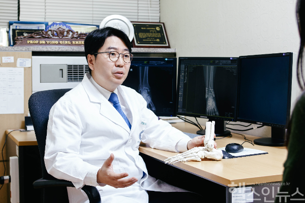 경희대병원 정형외과 정비오 교수가 발목 관절염에 대해 설명하고 있다. (경희대병원 제공)