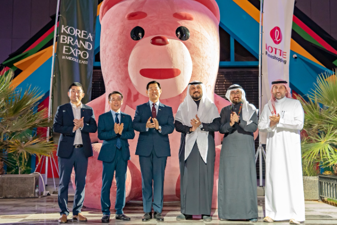 지난달 31일(목) 사우디아라비아 리야드에 위치한 '블러바드 리야드 시티'에서 '대한민국 브랜드 엑스포' 개막식이 진행됐다.(왼쪽부터 롯데홈쇼핑 이동규 마케팅부문장, 김재겸 대표, 최병혁 주사우디아라비아 한국대사, 사우디아라비아 관광청 관계자들) ⓒ롯데홈쇼핑