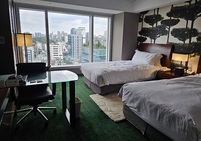 침구류, 전등, 의자, 티비 등(호텔 리노베이션 전 객실)