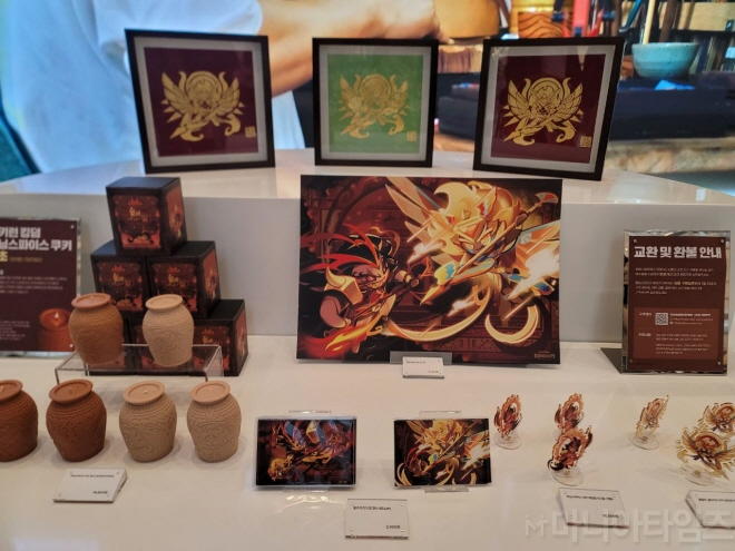 '쿠키런: 킹덤 특별전(展) '불과 파괴의 땅' 전시회에서 판매하는 한정판 굿즈 제품들. 사진 : 마니아타임즈 이동근 기자