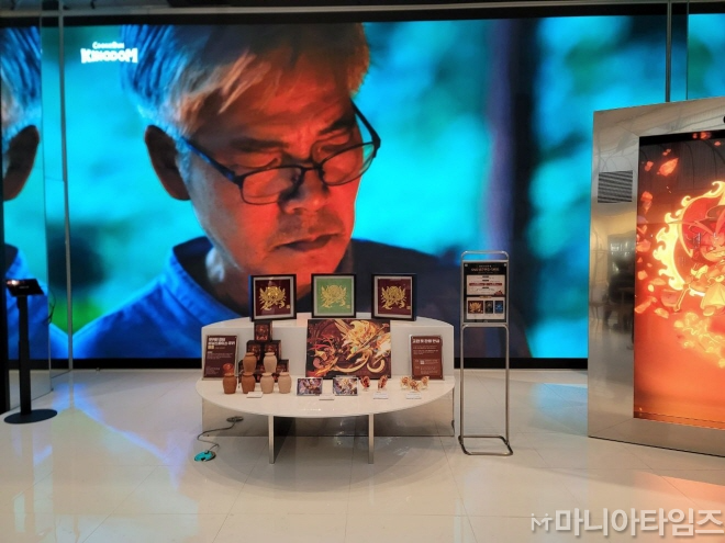 '쿠키런: 킹덤 특별전(展) '불과 파괴의 땅' 전시회에서 박상진 장인이 분청사기를 제작하는 장면을 대형 미디어월에서 보여주고 있다. 사진 : 마니아타임즈 이동근 기자