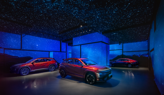 현대 모터스튜디오 하남 내 전시된 ‘얼티메이트 레드 메탈릭(Ultimate Red Metallic)’ 외장 색상의 ▲투싼 ▲코나EV ▲쏘나타. ⓒ 현대자동차