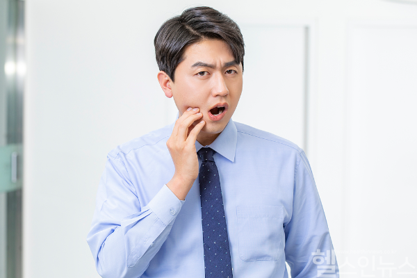 입을 벌릴 때마다 '딱' 소리가 나고 귀 주변의 통증, 두통, 어깨통증 등이 동반되고 있다면 턱관절장애를 의심해 볼 수 있다. 턱관절은 한 번 망가지면 회복이 어려워 조기 치료가 매우 중요하다. (클립아트코리아)