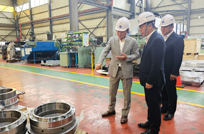 중앙이엠씨(주)임성기 대표(왼쪽)가 NH농협은행 이석용 은행장(가운데), 정재헌 전남 본부장(오른쪽)에게 자사 생산 제품에 대해 설명하고 있다. ⓒ NH농협은행