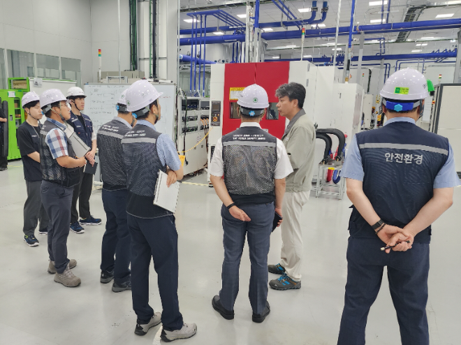 LG마그나 이파워트레인이 ‘제23회 대한민국 안전대상’에서 국내 최고 수준의 안전관리 사업장 조성 능력을 인정받아 대통령상을 수상한다. 안전대상 심사위원들은 LG마그나 임직원의 안전 의식과 안전한 환경을 조성하기 위한 개선 활동을 높게 평가했다. 사진은 심사위원들이 LG마그나 본사를 방문해 심사하는 모습. ⓒLG전자