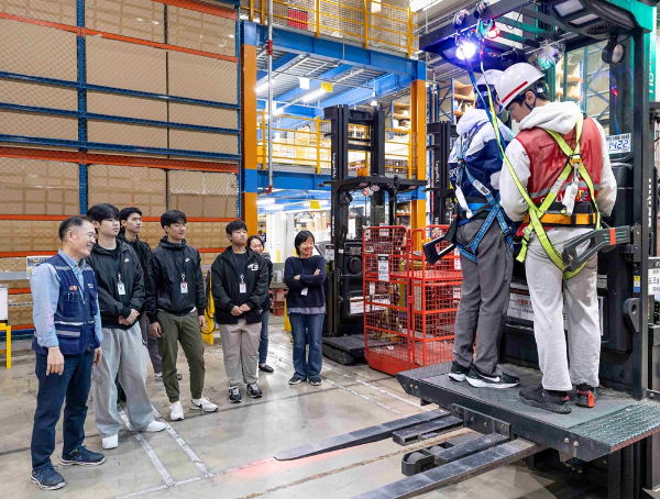 장비를 직접 살펴보고 체험하는 평촌경영고 학생들 (쿠팡 제공)