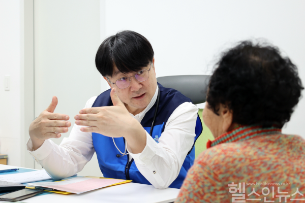 진료 중인 이상엽 중앙대학교광명병원 순환기내과 교수(좌) (중앙대광명병원 제공)