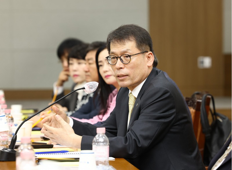 사진은 5일 대구상공회의소에서 열린 중소기업 현장 간담회에서 김성태 IBK기업은행장이 중소기업 대표들과 대화 하고 있는 모습