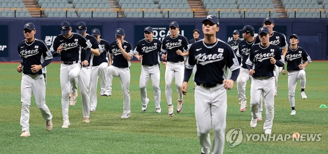 훈련 전 몸 푸는 야구 대표팀