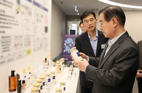 ‘삼양 이노베이션 R&D 페어 2023’에서 삼양홀딩스 김윤 회장이 전시 과제를 살펴보고 있다.