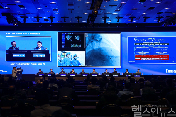작년 열린 제8회 COMPLEX PCI에서 서울아산병원 심장내과 박승정 석좌교수(왼쪽 화면 오른쪽)를 비롯한 세계적인 석학들이 최신 시술방법을 공유하고 있다. (서울아산병원 제공)