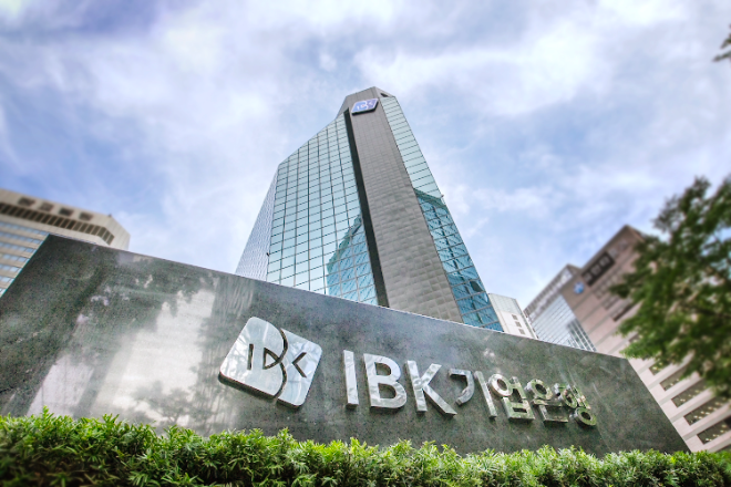 IBK기업은행은 희귀난치성 및 중증질환을 앓고 있는 중소기업 근로자 가족 231명에게 치료비 8억5000만원을 지원했다고 27일 밝혔다. 사진은 서울 중구 IBK기업은행 본점의 모습. (사진 = IBK기업은행 제공)