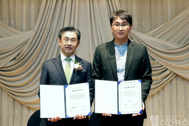 헬스인뉴스는 6일 강남구의료관광협회와 외국어 뉴스 콘텐츠 공급을 위한 협약을 체결했다고 밝혔다. (좌측부터) 조정연 강남구의료관광협회 회장과 김국주 헬스인뉴스 대표 (헬스인뉴스 제공)