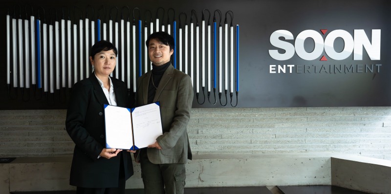 지난 11월 1일 마포에 위치한 순이엔티 본사에서 문구야놀자 김혜영 대표(좌측), 순이엔티 박창우 대표(우측)의 업무협약 후 기념 촬영.