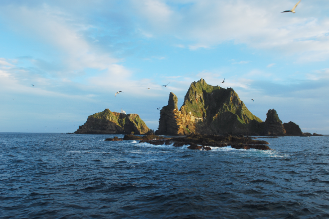 Sh수협은행(은행장 강신숙)은 독도사랑 공익상품 판매 수익금으로 조성한 ‘독도사랑기금’ 1,800만원을 사단법인 독도연구보전협회(회장 이기석)에 전달했다. 사진은 독도 전경. ⓒ 수협중앙회