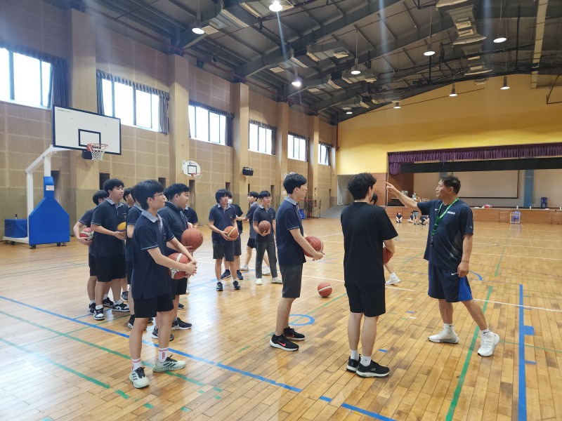 호치민시한국국제학교에서 前프로농구선수에게 농구 배워요”