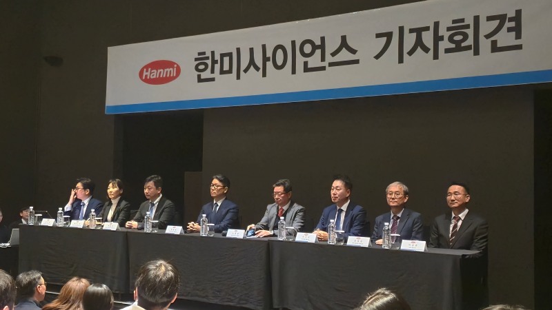 지난 8일 열린 한미사이언스 기자간담회 모습. (왼쪽에서 네번째) 임종윤 한미사이언스 대표 (헬스인뉴스 제공)