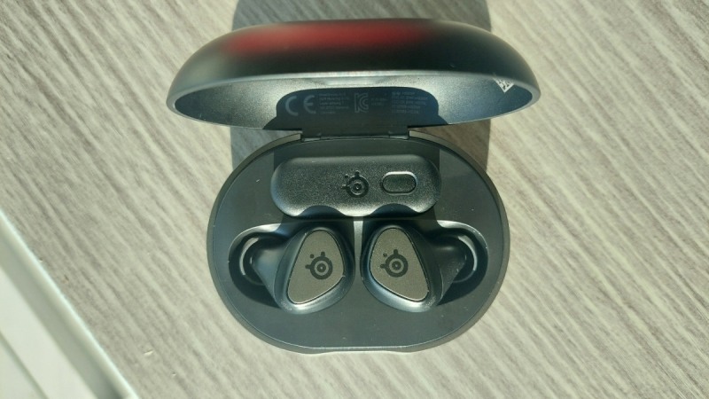 '아크티스 게임버즈' 휴대용 케이스에 제품이 장착된 모습. 양쪽 이어버드 유닛과 24GHz 동글이 깔끔하게 수납된다.