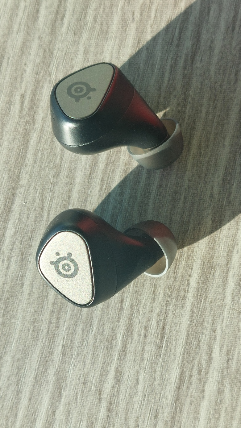 '아크티스 게임버즈' 양쪽 유닛의 모습.. 버튼 중앙에 위치한 스틸시리즈 로고로 포인트를 준 점이 인상적이다.