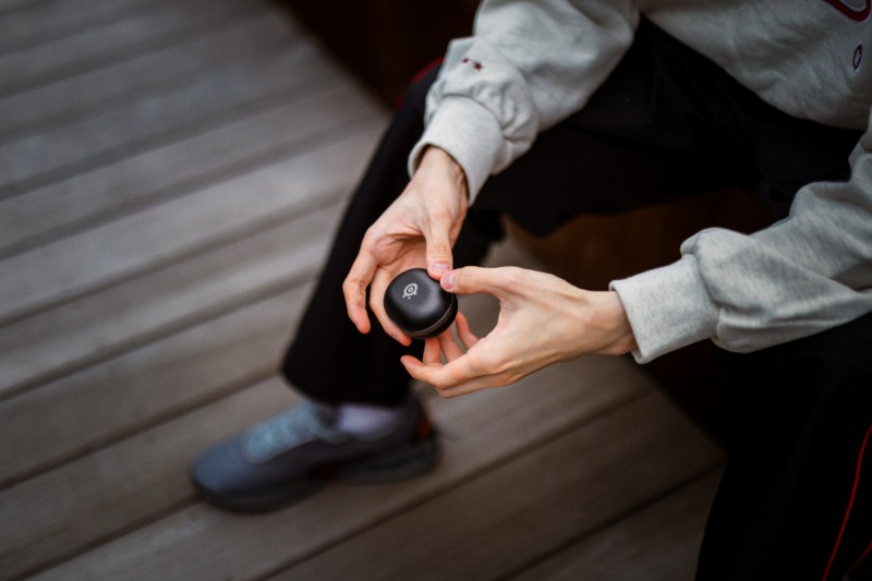 '아크티스 게임버즈' 충전 케이스 외부에도 스틸시리즈 로고가 새겨져 있다(사진 제공=스틸시리즈).