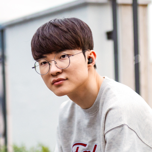 e스포츠 레전드 T1 '페이커' 이상혁의 '아크티스 게임버즈' 착용 모습. 스틸시리즈는 T1 게임단에 대한 후원을 수년째 이어오고 있다(사진 제공=스틸시리즈).