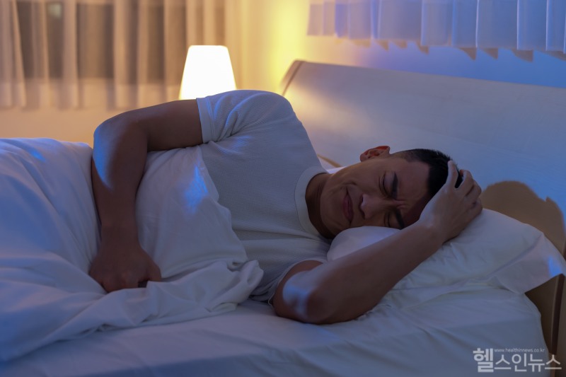 어젯밤 잠들기 어려웠다면, 자고 일어났는데도 피곤하다면 전날 먹은 음식이 문제일 수 있다. (클립아트코리아)